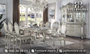 Model Meja Makan Mewah Sovrano Anti Lembab FS1050 hadir dengan rangka kayu jati dan kaki berukir elegan, sempurna untuk menambah gaya klasik modern di ruang makan Anda.