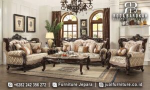 Model Set Sofa Mewah Jepara Venesia Tampilan Klasik FS1019 hadir dengan kayu jati finishing H glossy, desain elegan, serta busa densitas tinggi yang menambah kenyamanan ruang tamu Anda.