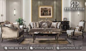 Model Sofa Tamu Mewah Sovrano Desain Prestisius FS1030 hadir dengan rangka kayu jati dan finishing emas, sempurna untuk menambah nuansa elegan dalam ruang tamu Anda.