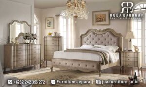 Model Tempat Tidur Jepara Classico Ukiran Jepara FS1060 hadir dengan rangka kayu jati dan tampilan tufted elegan, sempurna untuk gaya klasik modern di kamar Anda.