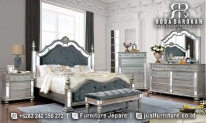 Model Tempat Tidur Minimalis Mewah Versailles Bernuansa Antik FS1012 terbuat dari kayu jati dengan kain bludru, menawarkan elegansi dan multifungsi dengan meja rias dan lampu.