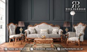 New Desain Sofa Mewah Versailles Ukiran Ornamental FS-959 hadir dengan kayu jati dan finishing gold, menambah nuansa elegan pada ruangan klasik modern Anda.
