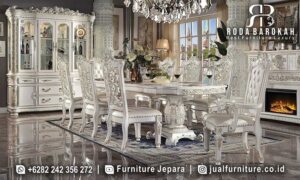 New Model Meja Makan Mewah Vicenza Ukiran Halus FS1040 terbuat dari kayu jati dengan finishing lukisan motif emas, sempurna untuk ruang makan elegan dan modern.