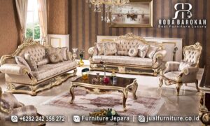 Rekomendasi Sofa Ruang Tamu Terbaru Prestige Pahatan Artistik FS-994, dengan rangka kayu jati dan finishing emas, memberikan nuansa mewah dan elegan untuk ruang tamu Anda.