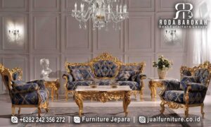 Set Meja Makan Klasik Mewah Casablanca Sentuhan Klasik FS1102 hadir dengan kayu jati bermaterial fabric dan ukiran gold yang elegan, sempurna untuk ruang tamu bergaya klasik modern.