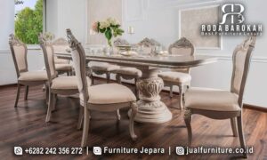 Set Meja Ruang Makan Mewah Magnifico Pahatan Halus FS-956 hadir dengan kayu jati dan pilar tengah ukiran elegan untuk menambah kemewahan ruang makan Anda.