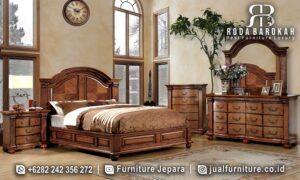 Set Tempat Tidur Mewah Jepara dilengkapi kayu jati dengan finishing Holz, kain bludru elegan, serta fitur praktis seperti lemari dan meja samping.