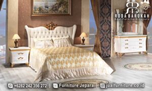 Set Tempat Tidur Mewah Versailles Kesan Antik FS-987 terbuat dari kayu jati dengan finishing painting, menghadirkan kemewahan klasik dan detail kharismatik yang memikat.