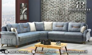 Sofa Letter L Mewah Palazzo Tampilan Prestisius FS-982 hadir dengan rangka kayu jati dan jahitan diamond, sempurna untuk menambah keanggunan ruang tamu Anda.