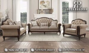Sofa Ruang Tamu Mewah Grandeur Furnitur Jepara FS1006 hadir dengan rangka kayu jati dan busa tebal, sempurna untuk menciptakan nuansa elegan dan mewah dalam ruang tamu Anda.