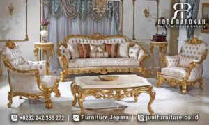 Sofa Ruang Tamu Mewah Palazzo Tahan Lama FS-970 hadir dengan kayu jati dan lac emas, menawarkan nuansa elegan serta kenyamanan busa density tinggi untuk ruang tamu Anda.