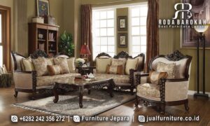 Sofa Tamu Jati Mewah Bellezza Nuansa Prestisius FS1068, tampil elegan dengan kayu jati berkualitas, ornamen ukiran klasik, dan busa density tinggi untuk kenyamanan sempurna.
