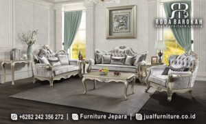 Sofa Tamu Jepara Jati dengan desain klasik modern ini, dilengkapi busa density dan kaki ornamen emas, sempurna untuk ruang tamu elegan Anda.