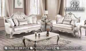 Sofa Tamu Klasik Mewah Ravenna Desain Refined FS1041, terbuat dari kayu jati dengan cat duco silver dan sandaran tinggi, sempurna untuk menambah elegansi ruang tamu Anda.