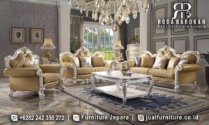 Sofa Tamu Mewah Best Seller Bergamo Relief Detail FS1089 hadir dengan kayu jati dan kain bludru elegan, sempurna untuk ruang tamu bergaya klasik modern.