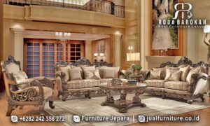 Sofa Tamu Mewah Klasik Villa Pahatan Halus FS-996 hadir dengan ornamen ukiran kayu jati dan finishing emas, menciptakan nuansa elegan untuk ruang tamu Anda.