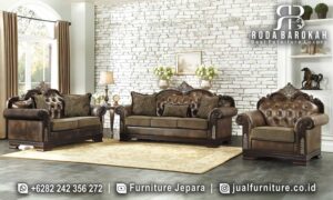 Sofa Tamu Mewah Kulit Sovrano Nuansa Timeless FS1092 hadir dengan rangka kayu jati dan pelapis kain bludru, menawarkan gaya klasik elegan yang menawan.