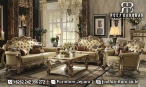 Sofa Tamu Mewah Terbaru Florence Sentuhan Antik FS-957 hadir dengan rangka kayu jati, ornamen ukiran elegan, dan kulit sintetis nyaman, sempurna untuk ruang tamu klasik modern.