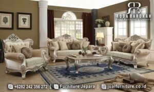 Sofa Tamu Mewah Ukir Sovrano Relief Detail FS-945 terbuat dari kayu jati dengan finishing doff, memberikan sentuhan elegan pada ruang tamu klasik Anda.