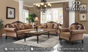 Sofa Tamu Ukir Mewah Amalfi Kerajinan Jepara FS1053, terbuat dari kayu jati finishing doff, menggabungkan elegansi klasik untuk memperindah ruang tamu Anda.