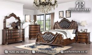 Tempat Tidur Jati Jepara Cortile Ukiran Tangan FS1072 hadir dengan ukiran kayu dan pelapis kain bludru elegan, sempurna untuk menambah keindahan ruang tidur Anda.