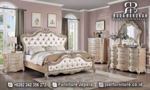 Tempat Tidur Jati Mewah Modena Bernuansa Klasik FS1021, terbuat dari kayu jati dengan finishing gold leaf, hadirkan sentuhan kemewahan klasik di kamar tidur Anda.