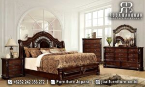 Tempat Tidur Jati Mewah Modern Bourbon Kokoh Kuat FS-998 hadir dengan rangka kayu jati, kain bludru, dan sandaran kepala tinggi, menciptakan nuansa elegan yang tak tertandingi.