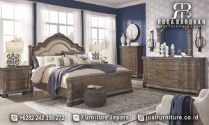 Tempat Tidur Jepara Jati Portofino Ukiran Tangan FS1023 menawarkan keanggunan klasik dengan ukiran tangan dan rangka kayu jati, sempurna untuk ruang tidur Anda.