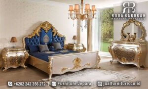 Tempat Tidur Mewah Bruges Rakitan Presisi FS-973 hadir dengan kayu jati dan finishing lukisan emas, menciptakan nuansa klasik Eropa yang elegan dan nyaman.