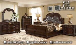 Tempat Tidur Mewah Jati Splendore Pahatan Artistik FS1081, terbuat dari kayu jati dengan detail pahatan artistik dan jok busa tebal, menambah elegansi klasik di kamar tidur Anda.