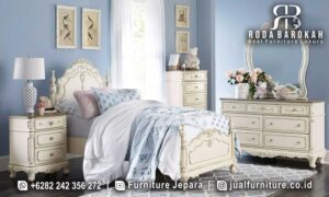 Tempat Tidur Mewah Modern Bergamo Awet Digunakan FS-962 terbuat dari kayu jati dengan finishing dupe putih, hadir elegan dengan meja rias dan lampu untuk kenyamanan maksimal.