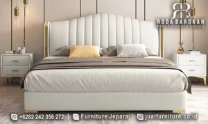 Tempat Tidur Mewah Modern Brescia Ukiran Halus FS-974 hadir dengan rangka Kayu Jati dan finishing Cat Doff, menciptakan nuansa elegan dan nyaman di kamar Anda.