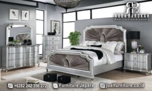Tempat Tidur Mewah Modern Tuscany Sambungan Kuat FS1011 terbuat dari kayu jati dengan headboard ukiran dan finishing silver, sempurna untuk dekorasi modern minimalis.
