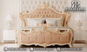 Tempat Tidur Mewah Versailles Kokoh Kuat FS-949 terbuat dari kayu jati dengan ukiran klasik dan kain bludru lembut, menciptakan nuansa elegan untuk tidur nyenyak.