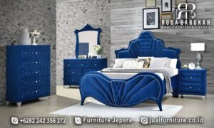 Tempat Tidur Shabby Mewah Lucca Kualitas Pengerjaan FS1083 terbuat dari kayu jati dengan finishing Hpaint dan tufted benang emas, sempurna untuk nuansa elegan.