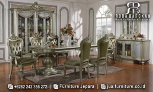 Fuurniture Meja Makan Klasik Mewah Ravenna Seniman Jepara FS1206 terbuat dari kayu jati dengan finishing doff, memberi sentuhan elegan sekaligus tahan lama di ruang makan Anda.