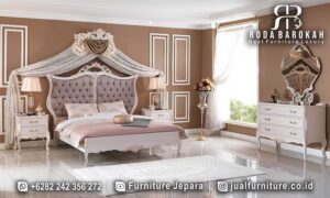 Jual Furniture Kamar Mewah Terbaru menampilkan set kamar klasik elegan dengan rangka kayu jati, kain pelapis fabric, dan detail ukiran cantik.