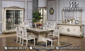 Jual Mewah Makan Mewah Jepara menghadirkan meja makan persegi panjang kayu jati dengan kaki bulat dan finishing doff gold, sempurna untuk ruang makan elegan Anda.