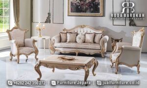 Jual Sofa Tamu Gold dengan pilar emas dan bahan kayu jati, sempurna untuk ruang tamu elegan Anda, hadir dalam set klasik 1 sofab, 2 kursi, dan meja melengkung.