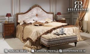 Jual Tempat Tidur Mewah Klasik dengan kayu jati dan lapisan fabric, dilengkapi kepala tempat tidur berukir yang elegan dan nyaman untuk tidur malam yang nyenyak.