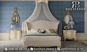 Jual Tempat Tiduur Mewah Versailles Material Terbaik FS1108 terbuat dari kayu jati dukatu dan kain bludru, dengan sandaran kepala tinggi yang elegan.