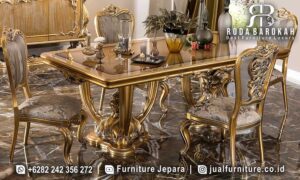 Meja Makan Gold Mewah Siena Klasik Elegan FS1278 hadir dengan kaki meja ukiran cantik dan busa density, sempurna untuk menambah kemewahan ruang makan Anda.