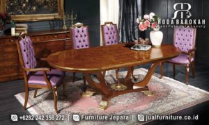 Meja Makan Jati Natural Bellezza Relief Halus FS1109 memiliki kaki meja berhias emas dan permukaan mengkilap, cocok untuk sentuhan elegan di ruang makan anda.
