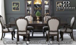 Meja Makan Jati Natural Medici Detail Halus FS1169 hadir dengan kayu jati berkualitas dan finishing Holz, lengkap dengan 2 laci dan kursi sandaran tinggi yang elegan.