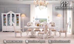 Meja Makan Mewah Klasik Amalfi Material Pilihan FS1193 hadir dengan kaki meja ukiran dan kain bludru, menciptakan nuansa elegan untuk setiap acara.