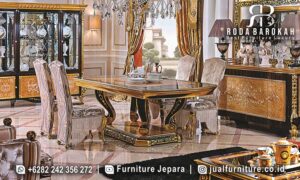 Meja Makan Mewah Klasik Terbaru Capri Desain Antik FS1205 hadir dengan kayu jati dan kaki meja ukiran emas, sempurna untuk memberi sentuhan elegan pada ruang makan Anda.