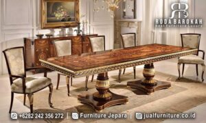 Meja Makan Mewah Natural Venesia Pahatan Detail FS1133 dengan rangka kayu jati dan kaki bulat berukir menawarkan keanggunan untuk ruang makan Anda.