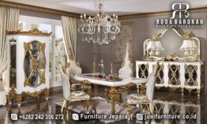 Meja Makan Mewah Regale Rakitan Presisi FS1255 terbuat dari kayu jati dengan finishing doff gold, elegan dan tahan lama, sempurna untuk dekorasi klasik modern.