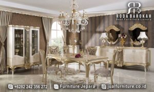 Meja Makan Mewah Terbaru Ravenna Tahan Lama FS1253, terbuat dari Kayu Jati dengan finishing Doff Gold, menggabungkan gaya Klasik dan kenyamanan kain bludru.