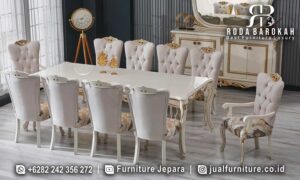 Meja Makan Mewh Klasik dengan kayu jati berkualitas dan finishing doff gold, hadir dengan desain elegan untuk nuansa mewah di rumah Anda.
